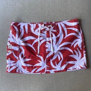 Island Company woman skirt with side cargo pocket. Red and white print.